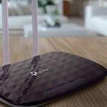 Roteador TP link na sala em uma mesa