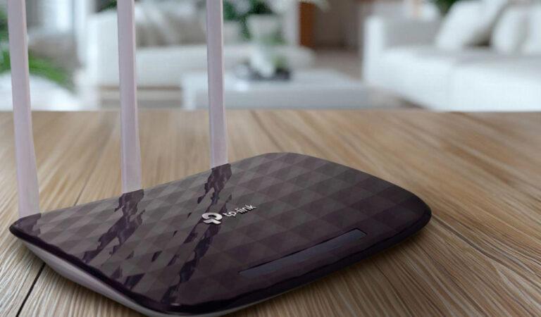 Roteador TP link na sala em uma mesa