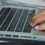 mão no teclado do notebook