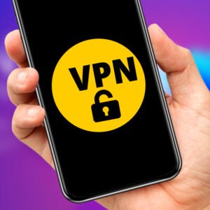 mão segurando celular com ícone de VPN na tela