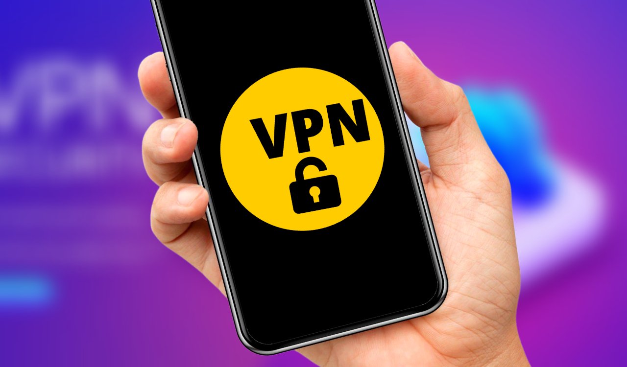 mão segurando celular com ícone de VPN na tela