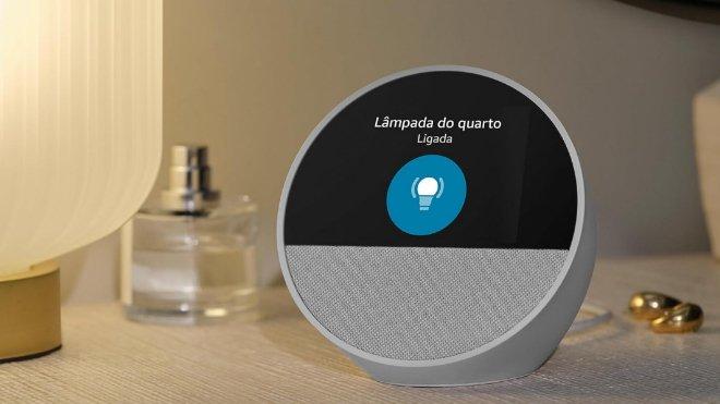 echo dot em uma mesa no quarto