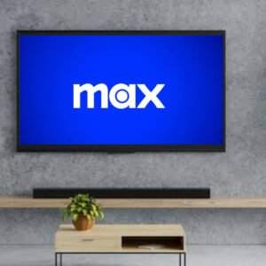 hbo max logo na tv em uma sala de estar iluminada