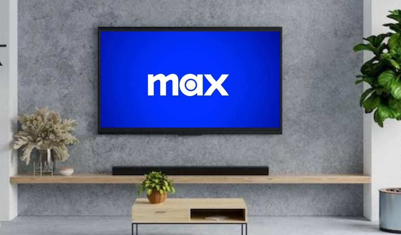 hbo max logo na tv em uma sala de estar iluminada