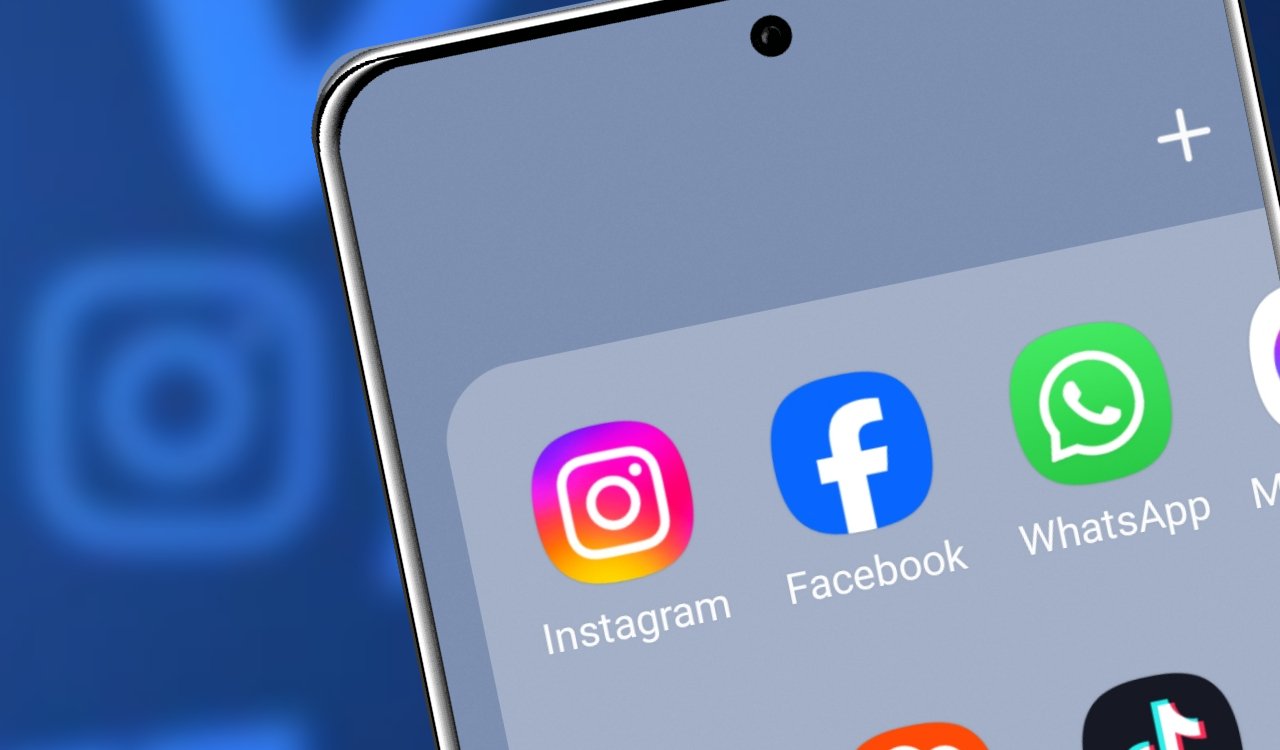 Celular exibindo na tela os ícones e interfaces das redes sociais Instagram, Facebook e WhatsApp