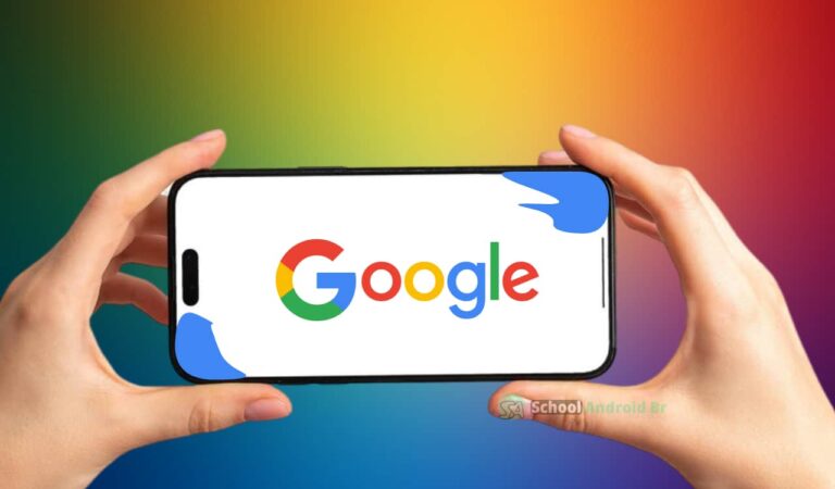 Mão segurando um celular com a tela mostrando o logo e o nome 'Google' nas cores padrão da marca