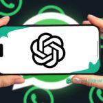 Celular exibindo o logo do ChatGPT ao lado de pequenos ícones do WhatsApp no fundo