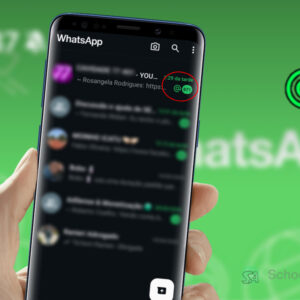 Celular exibindo a tela inicial do WhatsApp com notificação de menção em grupo