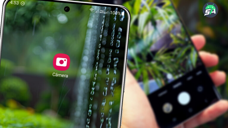 Mão segurando um smartphone Samsung apontado para um ambiente com luz natural, mostrando a tela com a interface da câmera.