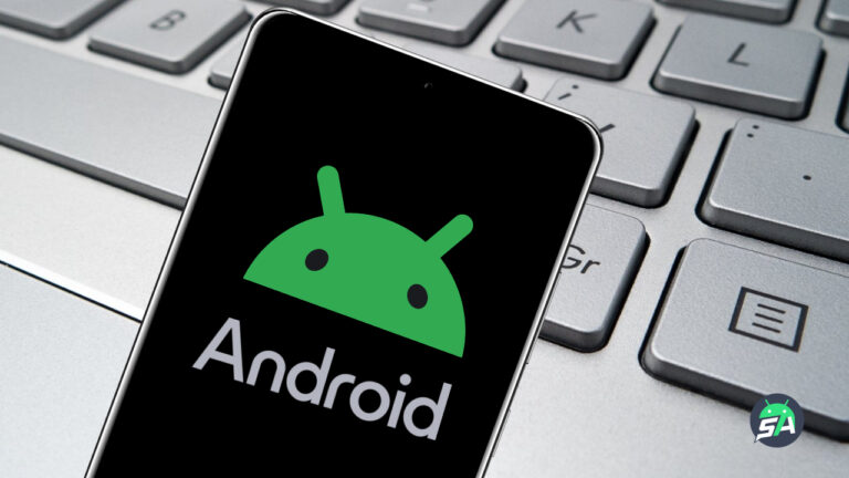 Celular Android com logo e teclado de computador ao fundo