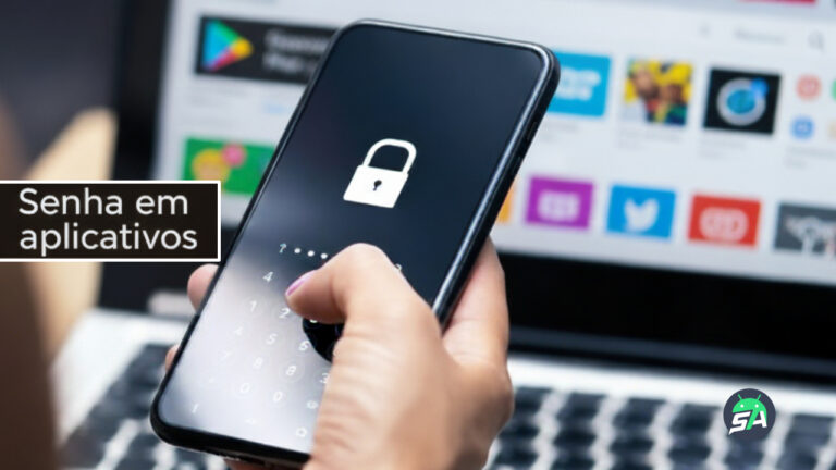 Mão digitando senha em um smartphone Android com cadeado na tela, com um notebook ao fundo exibindo a Google Play Store. O texto 'Senha em aplicativos' está sobreposto.