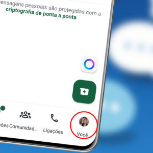 Celular Android exibindo a tela inicial do WhatsApp com a nova aba “Você” destacada na parte inferior da interface