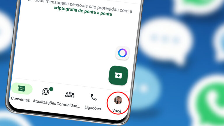 Celular Android exibindo a tela inicial do WhatsApp com a nova aba “Você” destacada na parte inferior da interface